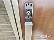 (同仕様モデル写真)玄関ドアは、便利なスマートキー対応タイプ♪鍵がポケットやバッグの中に入れっぱなしでも解錠・施錠が可能です♪