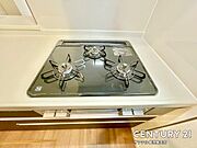 (同仕様モデル写真)キッチン！3口全てに温度センサーが付き、高温炒め機能付きで片面焼きグリルも搭載！。消し忘れ消火機能付き、安全で機能的なガスコンロ♪