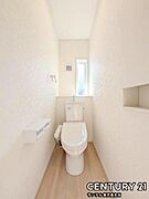 1階のウォシュレットが付いた落ち着いた空間のお手洗いになります♪