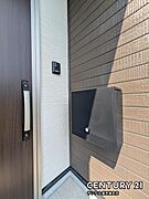 （同仕様モデル写真）ダイヤルロック付きのポストで安心♪雨でも濡れにくい仕様になっておりますよ♪