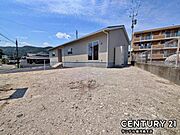 お休みの日は、お庭でガーデニングやDIYなどの趣味に没頭したり、ご家族でバーベキューをしたりと、自由に使える素敵なスペースです♪