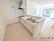 (同仕様モデル写真)シンプルで使いやすい設計のキッチン♪そしてカウンターキッチンなので、リビングいるご家族と会話を楽しみながらお料理ができます♪オプションで食洗器を付けることができます♪
