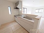 (同仕様モデル写真)シンプルで使いやすい設計のキッチン♪そしてカウンターキッチンなので、リビングいるご家族と会話を楽しみながらお料理ができます♪オプションで食洗器を付けることができます♪