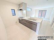 (同仕様モデル写真)キッチン！シンプルで使いやすい設計のキッチン♪そしてカウンターキッチンなので、リビングいるご家族と会話を楽しみながらお料理ができます♪オプションで食洗器を付けることができます♪