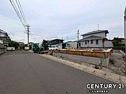 前面道路から撮影した現地写真です♪