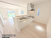 (同仕様モデル写真)シンプルで使いやすい設計のキッチン♪そしてカウンターキッチンなので、リビングいるご家族と会話を楽しみながらお料理ができます♪オプションで食洗器を付けることができます♪