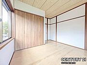 6帖の洋室です♪しっかり日が差し込みますので気持ちの良い目覚めができる素敵な洋室になります♪クローゼットが付いております♪