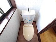 【トイレ2F】窓があり、明るく清潔感のあるトイレ