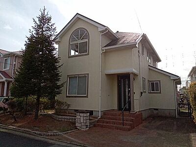 外観:【外観】第一種低層住居専用地域内に佇む4LDKの住まい。開発分譲地内にあり、分譲地内道路は舗装道路で通行しやすいのも魅力です。 外観:【外観】第一種低層住居専用地域内に佇む4LDKの住まい。開発分譲地内にあり、分譲地内道路は舗装道路で通行しやすいのも魅力です。