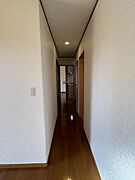 玄関からリビングへの通路