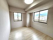 2面採光でお部屋から山の眺望が楽しめる約6帖の洋室。2方向から日光が入り日中は明るく通風も良好です。クローゼット付きでお洋服なども収納できるので寝室や子ども部屋として使いやすい一室です。