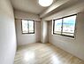 洋室：2面採光でお部屋から山の眺望が楽しめる約6帖の洋室。2方向から日光が入り日中は明るく通風も良好です。クローゼット付きでお洋服なども収納できるので寝室や子ども部屋として使いやすい一室です。