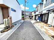 前面道路含む外観写真です。
