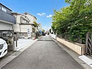 前道の種類は公道で道幅は約5mあります。駐車する際も安心の広さですね。