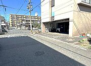 西側にある道路です。