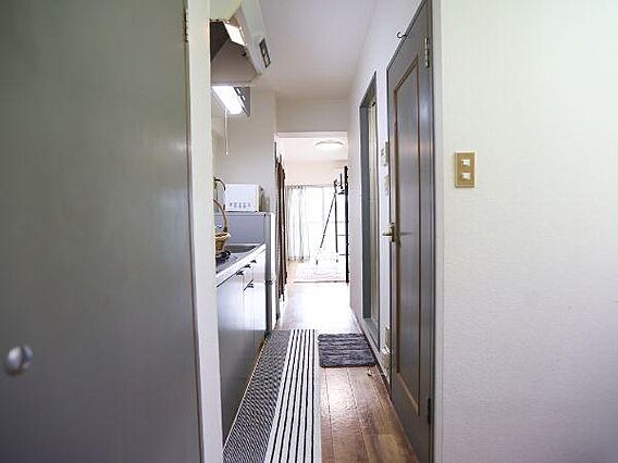 玄関から室内へ...