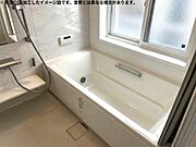 白を基調とした落ち着いた色味のユニットバス！窓もあるので採光や通風も良好♪