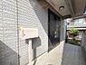 玄関：玄関には屋根があり天候に左右されにくい設計です。タイル張りのアプローチが清潔感を感じさせます。ポストも設置されており便利な仕様となっています。広めのスペースがゆとりを感じさせる玄関エリアです。