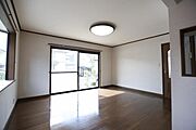 大きな窓からたっぷりと自然光が差し込み、室内全体が明るく感じられるリビングです。シンプルな内装で様々なインテリアにも合わせやすい空間です。
