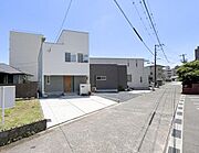 前面道路が広く車の出し入れがしやすい現地写真です。整備された街並みが印象的です。