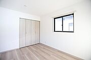 明るいフローリングが特徴の洋室です。シンプルな内装が落ち着いた空間を演出します。大きめの窓から光が差し込み室内が開放的に感じられます。クローゼットも備わっており収納スペースが確保されています。