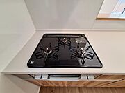 キッチンのガスコンロは3口タイプで調理の効率が高まります。天板はフラットなのでお手入れも簡単です。カウンターのスペースも広く使いやすい印象です。