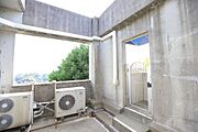 コンクリート打ちっぱなしのつくりが特徴的なスペースです。目の前には緑が広がり眺望も楽しめます。