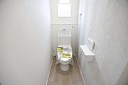明るい窓付きのトイレ空間です。清潔感のある内装で毎日快適にご利用いただけます。換気しやすい設計が特徴です。スペースがすっきりとしておりお手入れもしやすいです。