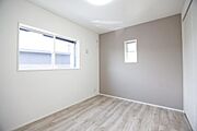 二面採光で明るい空間が広がっています。シンプルな内装は家具の配置がしやすいです。アクセントクロスが上品な雰囲気を演出しています。木目調のフローリングが落ち着いた印象を与えます。