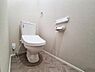 トイレ：清潔感のあるトイレ空間です。シンプルなデザインで落ち着いた雰囲気が漂います。床のヘリンボーン柄が特徴的です。使い勝手の良いペーパーホルダーやリモコンも設置されています。壁面や設備も整っています。