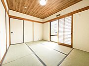照明いらずの心地よさ。障子が強い日差しをまろやかにしてくれるから、日中の和室は一番贅沢なリラックススペースになります。