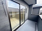 広々としたバルコニーで開放感ある景色が望めます♪