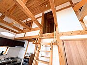 木の温もりを感じられる内装で統一感のあるデザインが魅力です。小屋裏部屋付きで空間を有効に活用できます。天井が高く開放的な雰囲気です。