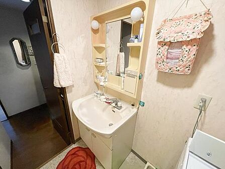 洗面所はシンプルな造りで、コンパクトながら収納スペースも確保されています!