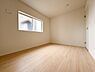 洋室：シンプルな内装が特徴の洋室です。大きな窓から自然光が差し込み明るい空間を演出しています。白を基調とした壁とナチュラルなフローリングが調和しています。