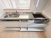 収納が充実しており、引き出しが多く収納豊富なキッチンです。シンプルで清潔感のあるデザインが特徴です。シンクとコンロが使いやすいレイアウトです。広々とした調理スペースが確保されています。