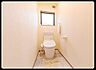 トイレ：窓からの採光で明るさを感じられるトイレです。壁や床が清潔感のある色合いとなっています。換気にも配慮された設計です。