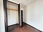 収納スペースがしっかりと確保されています。扉の開閉もスムーズで使い勝手の良さを感じられます。室内の雰囲気に合った落ち着いた色合いの収納です。