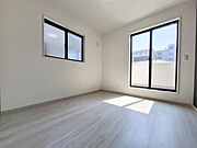 洋室には大きな窓が二つあり明るい空間が広がっています。床材の色合いがナチュラルで室内がすっきりとした印象です。