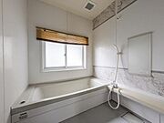 シンプルで落ち着いた色合いのバスルームです。清潔感のある空間で日々の疲れもリラックス。