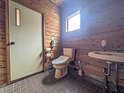 シンプルで清潔感のあるトイレです。