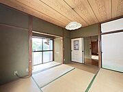 落ち着いた雰囲気の和室は畳の温もりを感じられます。引き戸が設置されており空間を幅広く使えます。天井や柱の木目が空間に風合いを与えています。