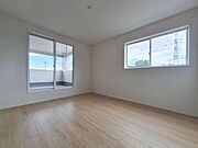 大きな窓から光がしっかり入る洋室です。明るく開放的な空間が広がります。シンプルな内装で家具の配置も自由に楽しめます。バルコニーに面しています。