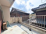 開放感のあるバルコニーで日当たりが良く明るい雰囲気です。水栓やコンセントも備わっているため、洗濯物やガーデニングなどにも便利です。