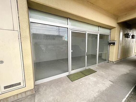 事務所の出入り...