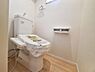 トイレ：明るく清潔感のあるトイレ空間です。温水洗浄便座付きで快適にご利用いただけます。シンプルな内装が使いやすい印象です。壁面収納やペーパーホルダーも完備されております。