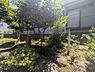 その他：木々や植物が多く配置されており自然の雰囲気を感じられる庭です。明るい陽射しが差し込み石や植栽が落ち着いた印象を与えます。和の雰囲気が感じられる外観と調和しています。