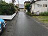 外観：静かな住宅街に位置し周囲には緑も感じられる現地土地写真です。前面道路も整備されており車の出入りも安心です。周辺には戸建てが並び落ち着いた雰囲気が漂っています。