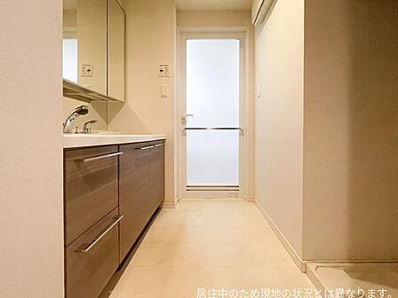 洗面台と洗濯機置き場が前後分かれているため、空間を上手く利用することができそうです。お手入れしやすい床と、バスルームまでの動線もスムーズです。