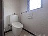 トイレ：窓付きで換気しやすいトイレです。温水洗浄便座を備えており快適にご使用いただけます。壁面に手洗い棚やペーパーホルダーが設置されています。現地の状況と異なる場合があります。